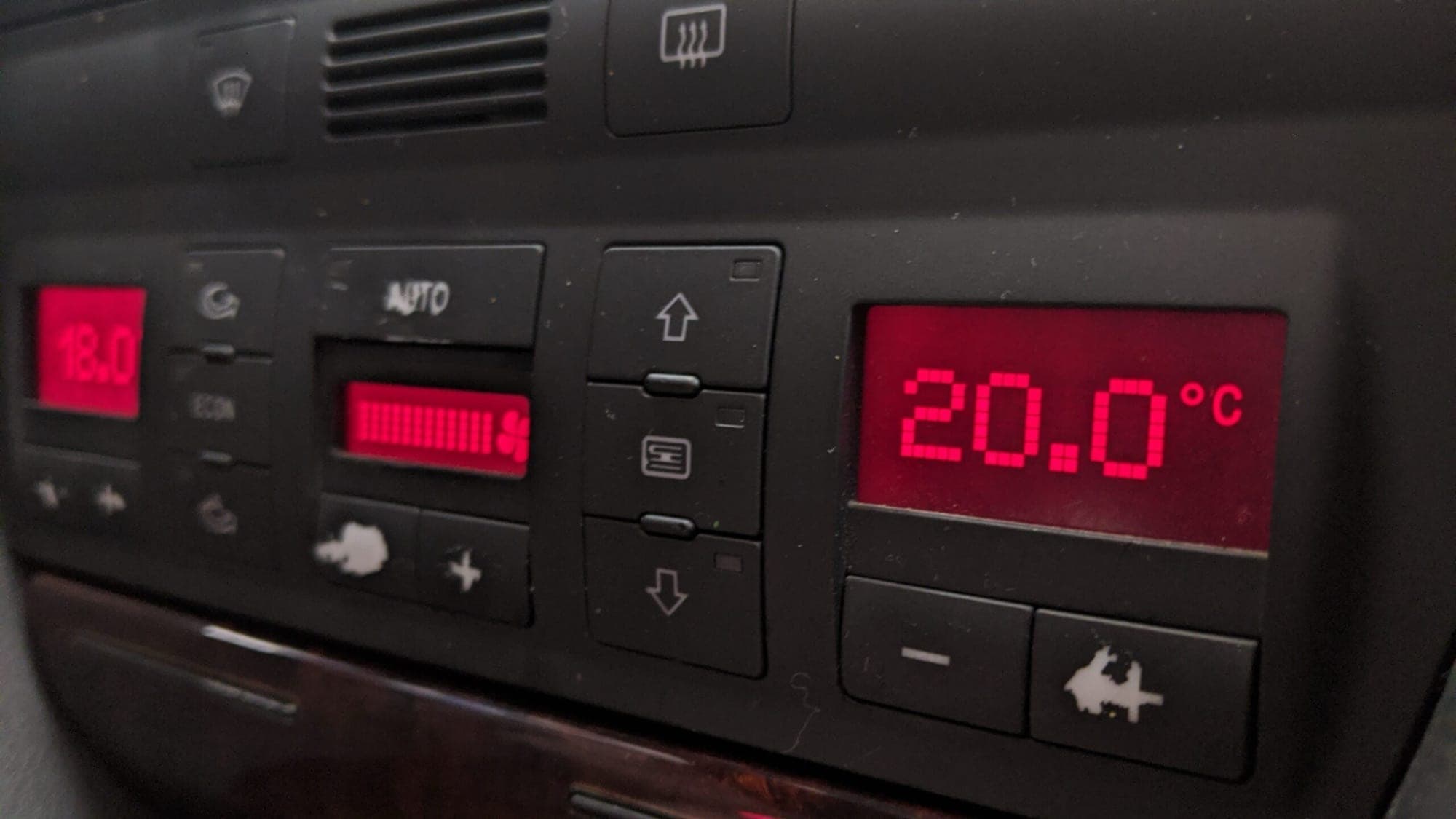 El panel del climatizador de un coche marcando 20 grados.