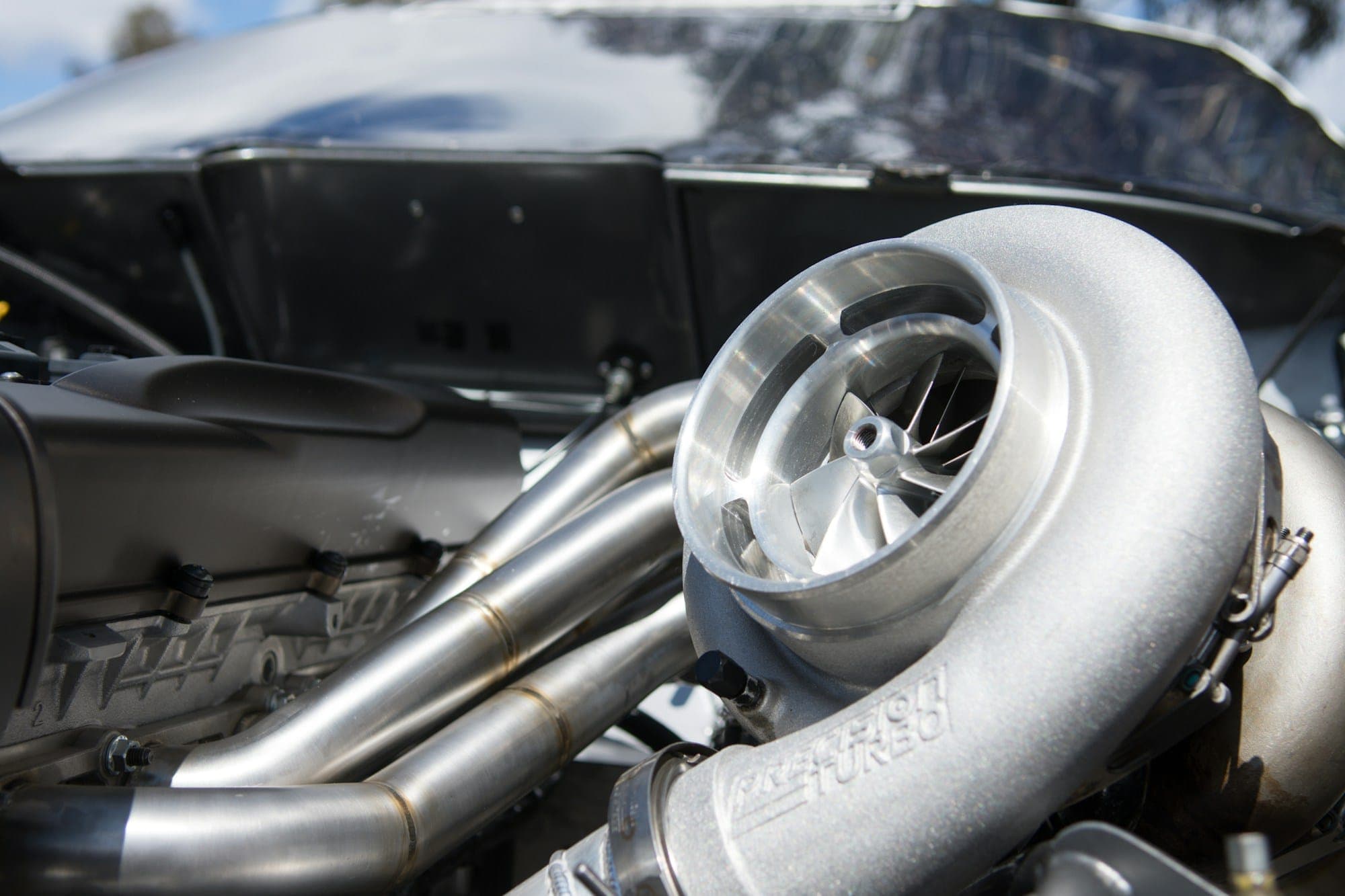 Un turbocompresor montado en el motor de un coche.
